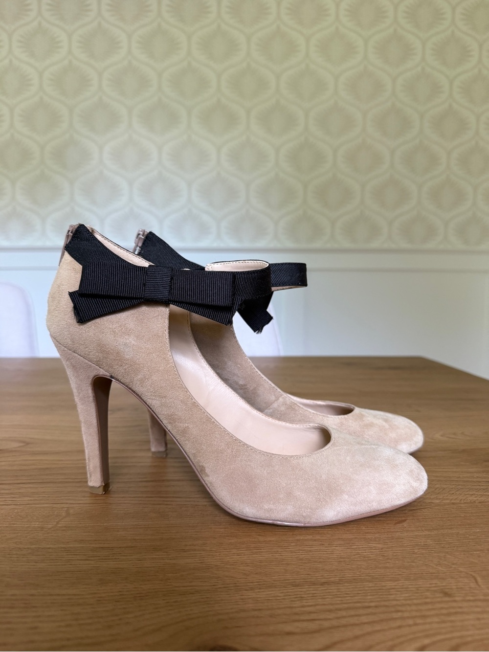Nine West Beige Suede Heels with Black Bow Ankle Strap size 8